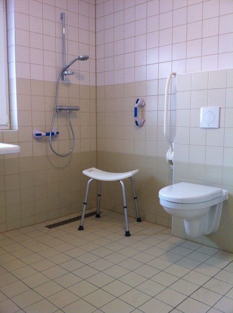 Toilette wird angehoben und mit Wandhalterungen montiert